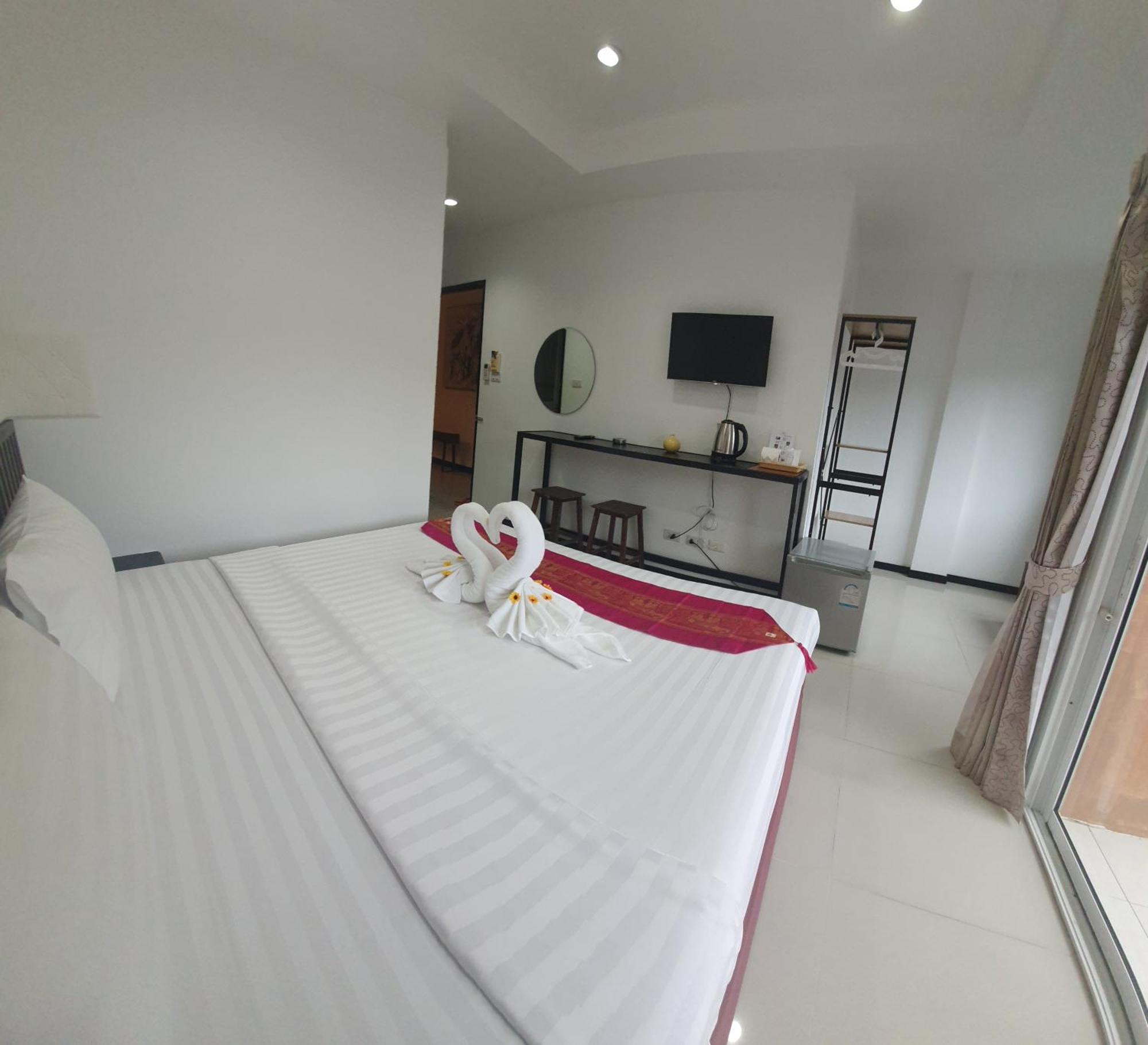 At Home Hotel Patong Екстер'єр фото
